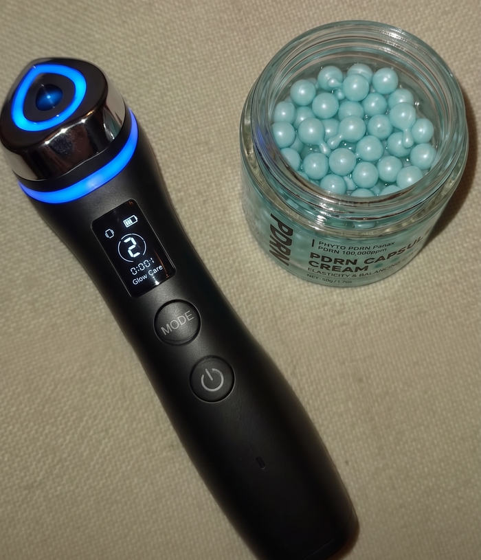 The capsules melting as you spread the cream is such a nice detail. It feels much more like a little luxury ritual than a normal moisturizer.